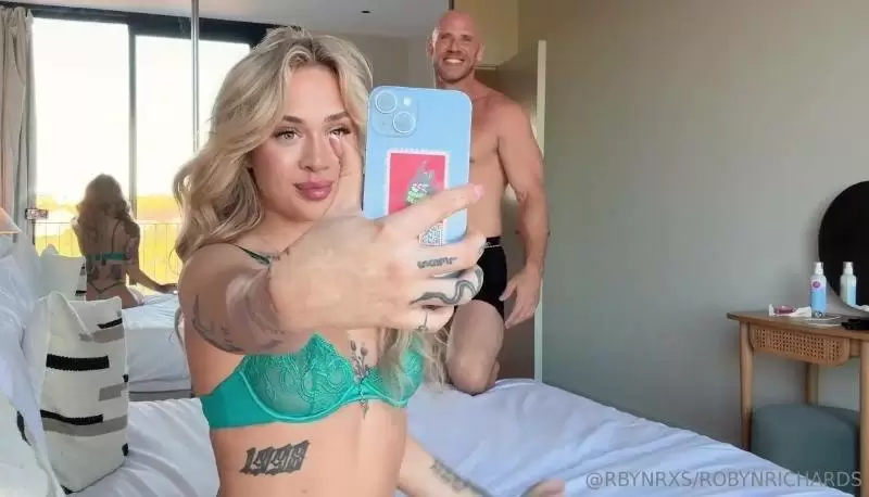 Robyn Richards – New Sextape with Johnny Sins