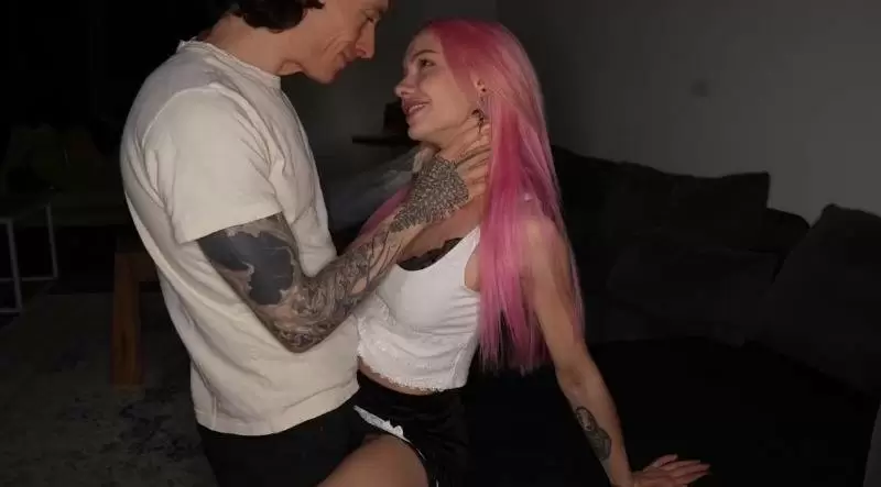 Naomi Swann – Pink Hair GF Fucks On First Date