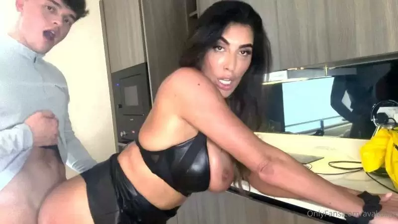 Ava Koxxx – Hotel Hookup With Young Tinder Date